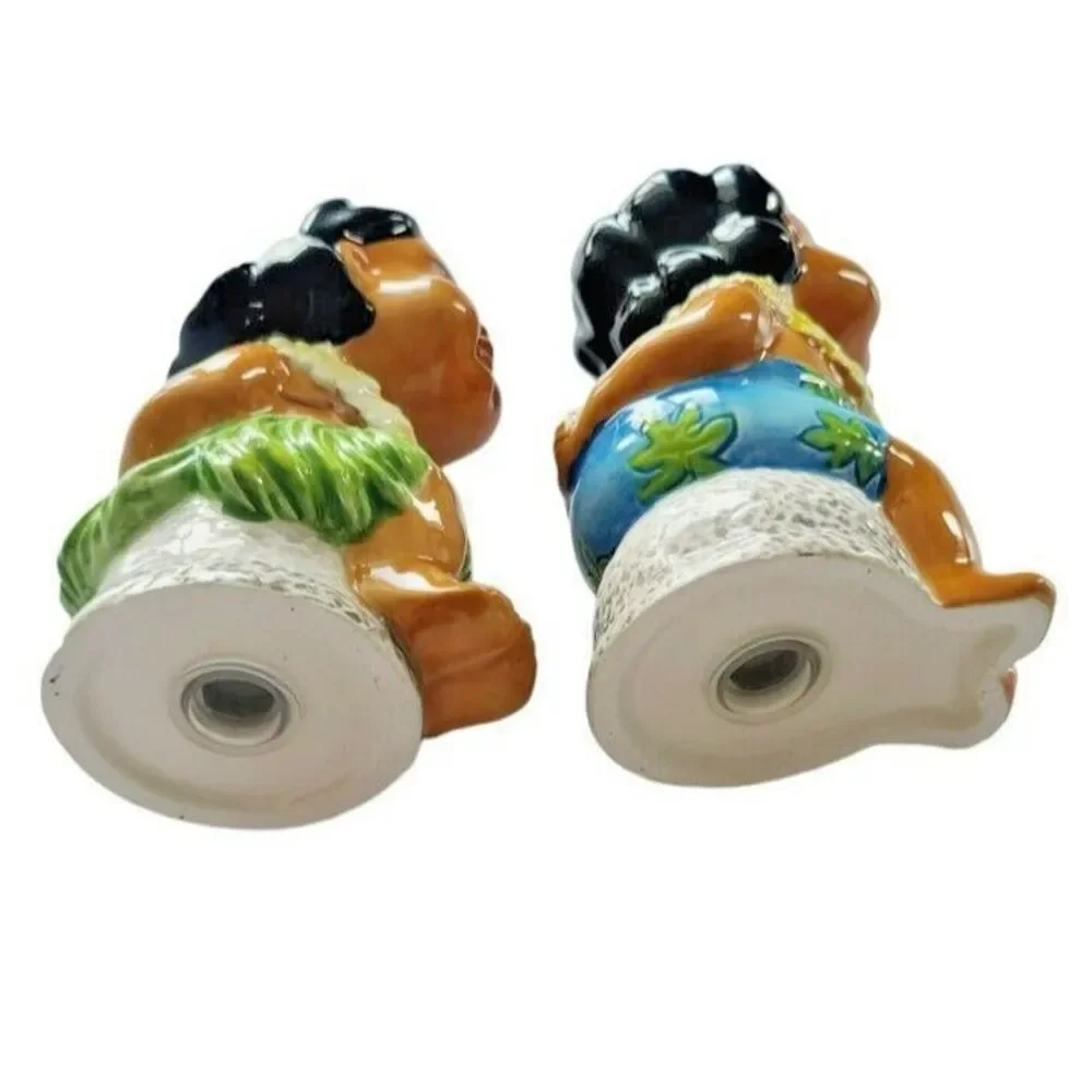 Hawaii Kissing Boy and Girl Salt‎ and Pepper Shaker